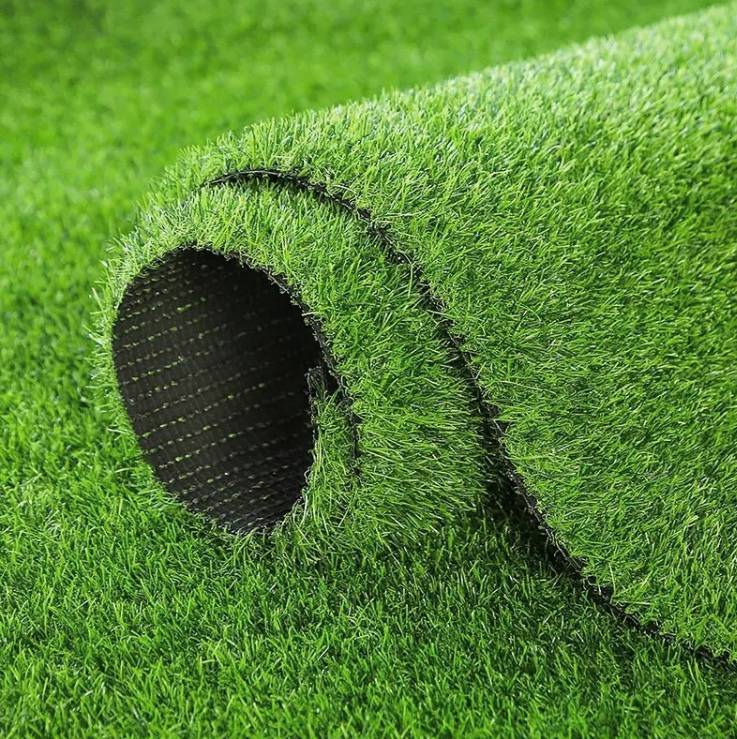 Искусственное покрытие под траву: преимущества, сферы использования и особенности выбора
