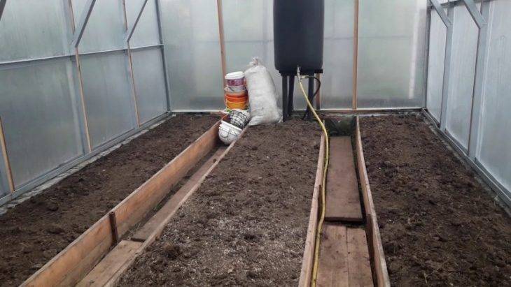 Подготовка теплицы весной (осенью) к посадке томатов – обработка, внесение удобрений в почву