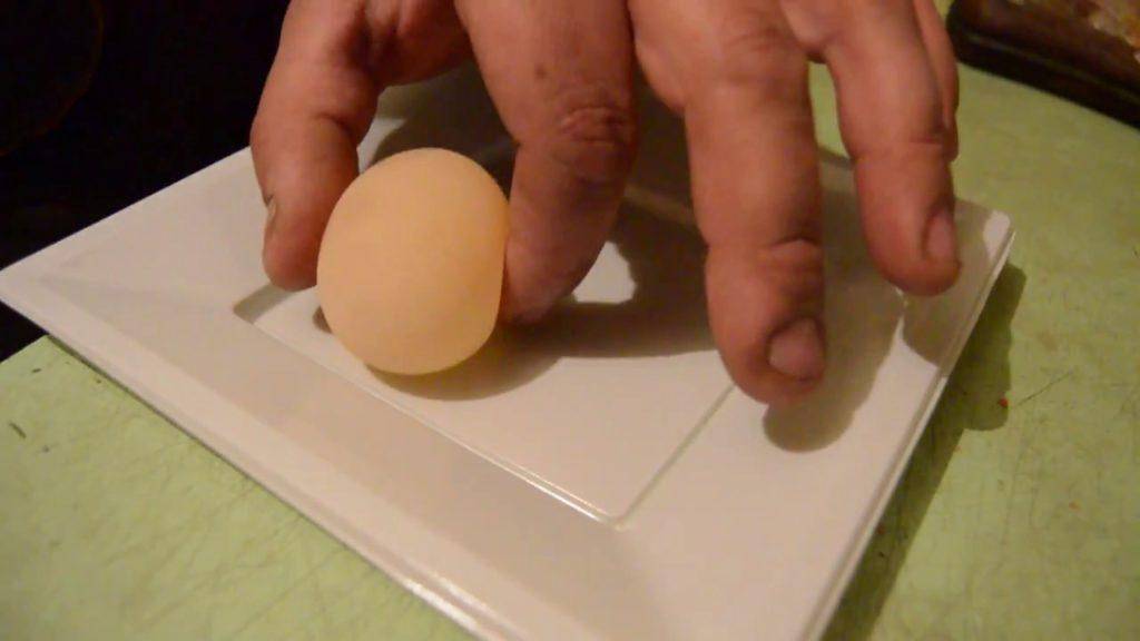 По каким причинам куры иногда несут мелкие яйца и как лучше решить проблему