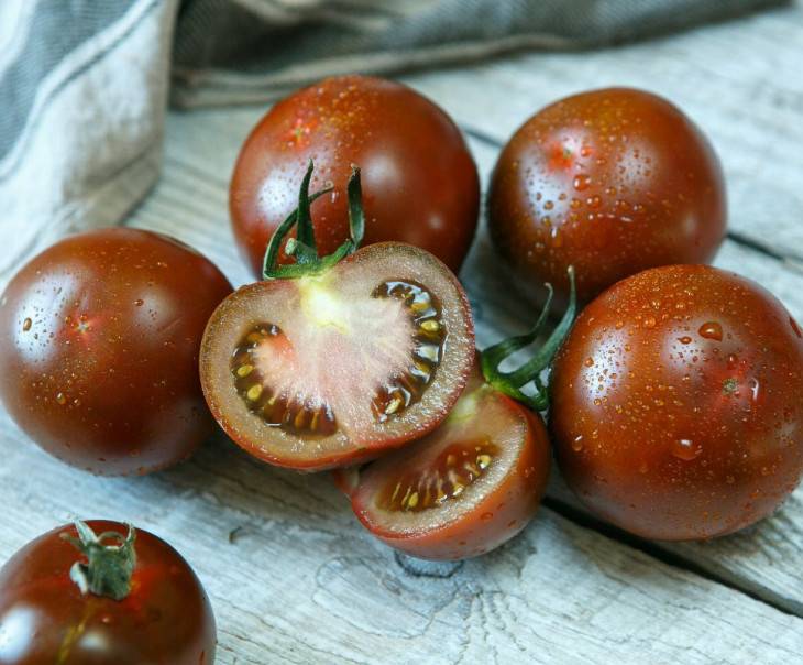 Черные томаты: лучшие сорта с описаним и характеристиками