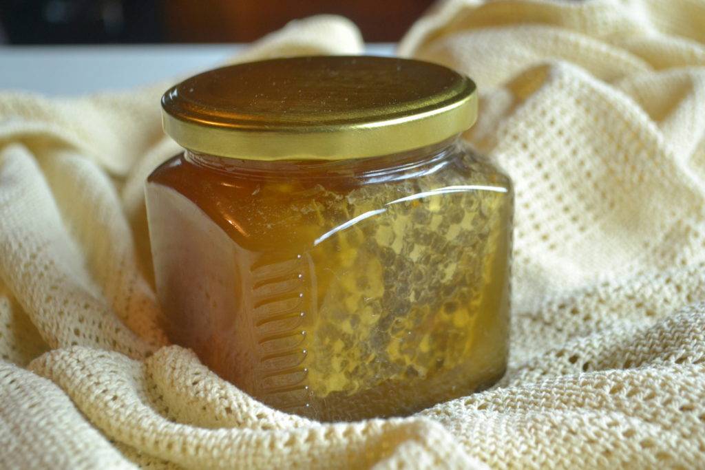 Мед в сотах: можно ли его употреблять в чистом виде и как это сделать?