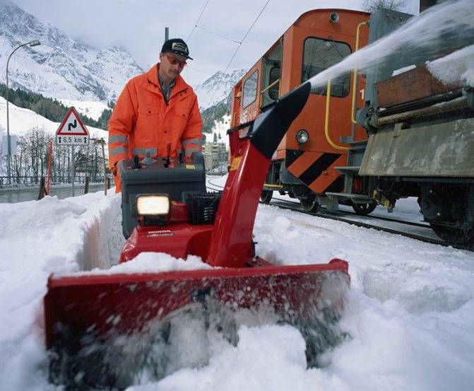 Что такое снегоуборочная машина: разновидности, оснащение, приемы работы