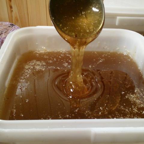 Почему мед бывает жидким как вода при откачке и не густеет летом, что это значит