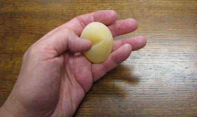 Почему куры несут мелкие яйца (причина и что делать)